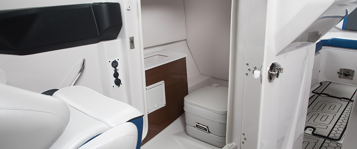 Scarab255ID petite cabine avec douche, Porta Potti et lavabo